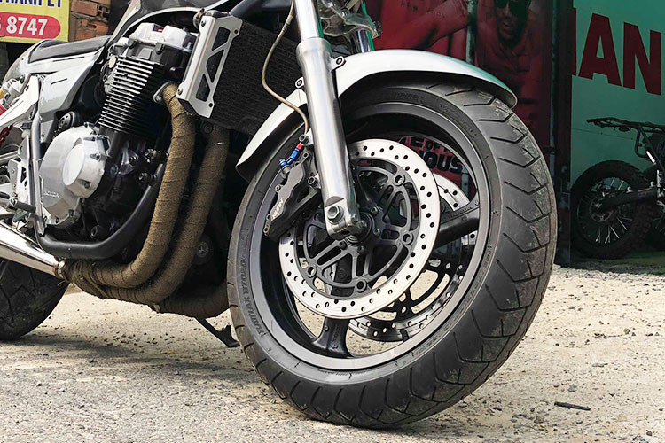 Các chi tiết như phuộc trước, sau cùng mâm và hệ thống phanh đĩa an toàn trên xe gần như nguyên bản - chỉ được làm mới lại đôi chút cho phù hợp với tổng thể xe. Phía sau xe dàn đèn được thay bằng dạng led chạy viền, chắn bùn đã được cắt bỏ thay bằng ốp hạ thấp kèm pad biển số...