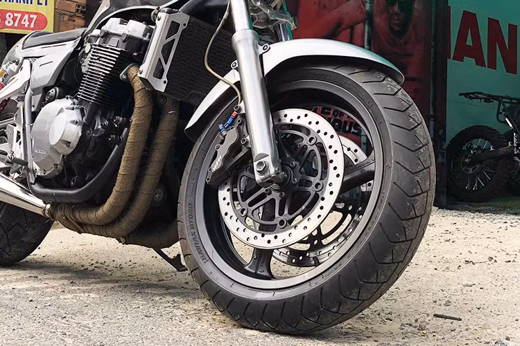 Các chi tiết như phuộc trước, sau cùng mâm và hệ thống phanh đĩa an toàn trên xe gần như nguyên bản - chỉ được làm mới lại đôi chút cho phù hợp với tổng thể xe. Phía sau xe dàn đèn được thay bằng dạng led chạy viền, chắn bùn đã được cắt bỏ thay bằng ốp hạ thấp kèm pad biển số...