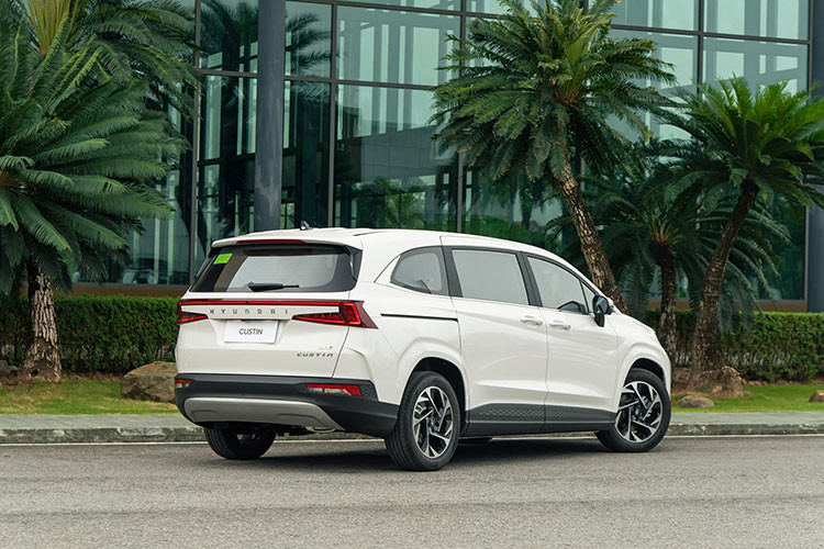Gia dinh 6 nguoi co nen mua xe Hyundai Custin?-Hinh-2