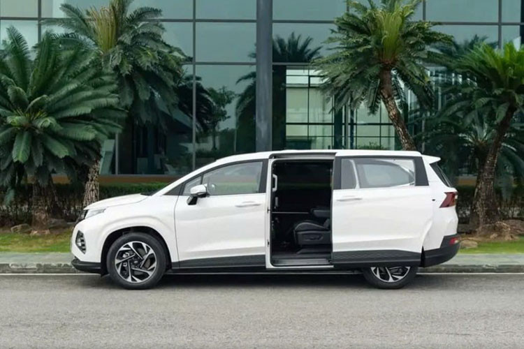 Gia dinh 6 nguoi co nen mua xe Hyundai Custin?-Hinh-3