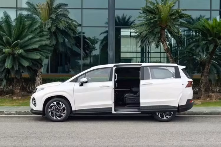 Gia dinh 6 nguoi co nen mua xe Hyundai Custin?-Hinh-3