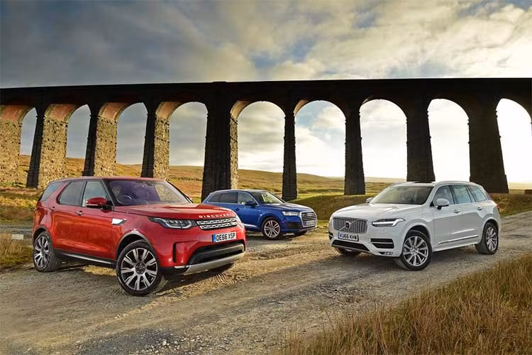 Quãng đường chạy các mẫu xe SUV trên cao tốc và thành phố ngang nhau, sau đó lấy kết quả trung bình. Những chiếc SUV này đều được trang bị hệ truyền động bốn bánh toàn thời gian. Dưới đây là những chiếc SUV tiết kiệm nhiên liệu nhất (không tính xe điện).