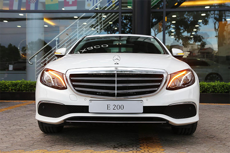 Phiên bản E200 sử dụng chung loại động cơ 2.0 lít với 4 xi-lanh thẳng hàng. Tuy nhiên, E200 chỉ cho công suất 184 mã lực và mômen xoắn cực đại 300Nm từ 1.200 đến 4.000 vòng/phút. E200 cũng sử dụng hộp tự động 9 cấp 9G-Tronic hoàn toàn mới, nhằm đem lại sự mượt mà cũng như cảm giác lái phấn khích nhất cho người điều khiển. 