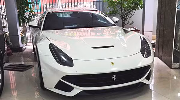 Sieu xe Ferrari F12 Berlinetta bat ngo cap ben Viet Nam