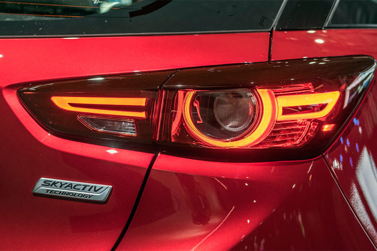 Về truyền động, cả ba biến thể của Mazda CX-3 2019 đều được trang bị động cơ xăng SkyActiv-G 2.0 lít được tinh chỉnh lại, sản sinh công suất 148 mã lực và mô-men xoắn cực đại 200 Nm. Động cơ này được đánh giá là tiết kiệm nhiên liệu hơn so với phiên bản 2018.