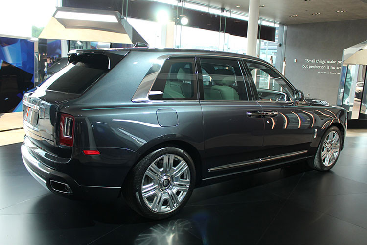 Dung tích khoang hành lý của xe là 560 lít và 600 lít khi tấm chắn phía sau được bỏ. Lần đầu tiên trên một chiếc Rolls-Royce, ghế sau có thể gập xuống, tạo dung tích khoang hành lý lên đến 1.930 lít và chứa đồ vật dài tối đa 2.245mm. Chi tiết thiết kế này đã phá vỡ truyền thống từ trước đến nay trên xe Rolls-Royce, biến Cullinan thành mẫu xe thực dụng nhất.