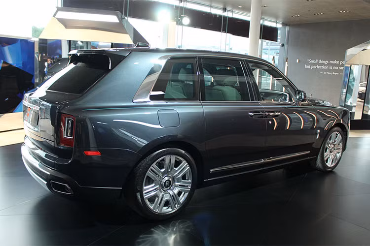 Dung tích khoang hành lý của xe là 560 lít và 600 lít khi tấm chắn phía sau được bỏ. Lần đầu tiên trên một chiếc Rolls-Royce, ghế sau có thể gập xuống, tạo dung tích khoang hành lý lên đến 1.930 lít và chứa đồ vật dài tối đa 2.245mm. Chi tiết thiết kế này đã phá vỡ truyền thống từ trước đến nay trên xe Rolls-Royce, biến Cullinan thành mẫu xe thực dụng nhất.