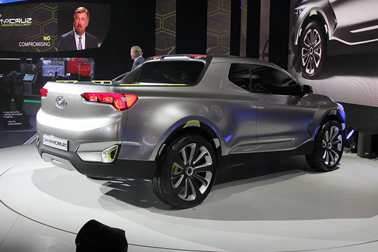 Vấn đề được đặt ra là Santa Cruz (tên chính thức vẫn chưa được xác nhận) sẽ nằm ở phúc khúc nào? Phân khúc cỡ trung để cạnh tranh với Ford Ranger hay cỡ lớn với F-150. Bên cạnh đó, ông Donckerwolke cũng tiết lộ thông tin rất đáng quan tâm. "Người anh em" của Hyundai là Kia cũng đang phát triển chiếc bán tải sử dụng chung nền tảng với Santa Cruz nhưng đi theo phong cách khác biệt hoàn toàn từ trong ra ngoài.