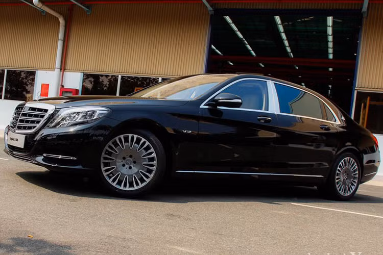 Không chỉ dài hơn, Mercedes-Maybach S600 còn sở hữu một số nét thiết kế khác biệt so với Mercedes-Benz S-Class tiêu chuẩn. Điển hình như lưới tản nhiệt điều chỉnh với logo Maybach ở trên. Thêm vào đó là cửa hậu ngắn hơn 66 mm, bộ vành 19 inch đa chấu, ống xả kép và logo Maybach phía đuôi xe.