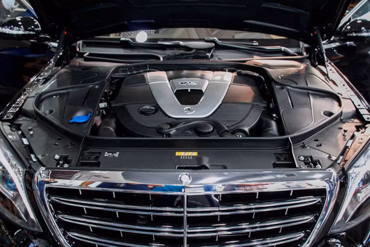 Mercedes-Maybach S600 sử dụng động cơ V12 tăng áp kép, dung tích 6.0 lít, sản sinh công suất cực đại 530 mã lực và mô-men xoắn cực đại 830 Nm. Kết hợp với hộp số tự động 7 cấp 7G-Tronic Plus, xe mất 5 giây để tăng tốc từ 0-100 km/h trước khi đạt vận tốc tối đa 250 km/h.