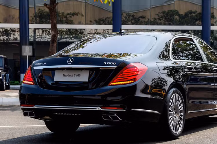 Được phát triển dựa trên dòng xe sang S-Class nhưng Mercedes-Maybach S600 sở hữu chiều dài tổng thể tăng 200 mm. Cụ thể, xe có chiều dài 5.453 mm, rộng 1.899 mm, cao 1.498 mm và chiều dài cơ sở 3.365 mm.