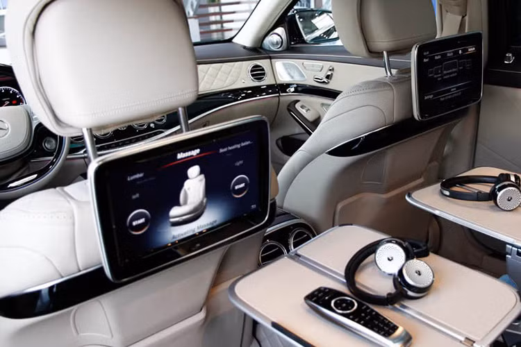 Mercedes-Maybach S600 là mẫu xe “yên tĩnh nhất thế giới” nhờ lớp đệm đặc biệt giúp tối ưu hóa quá trình cách âm. Bên cạnh đó là các vật liệu giảm tiếng ồn bổ sung cho Mercedes-Maybach S600 hoàn toàn mới. Bên cạnh đó lF những tùy chọn xa hoa dành cho chủ sở hữu xe.