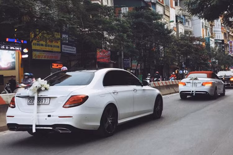 Siêu xe sang Mercedes-Maybach S600 được trang trí hoa cưới cỡ lớn trên nắp capô, hai bên hông trần xe còn được gắn thêm một hoa hồng trắng và ở các tay nắm cửa được tô điểm bằng nơ cưới màu trắng đẹp mắt.