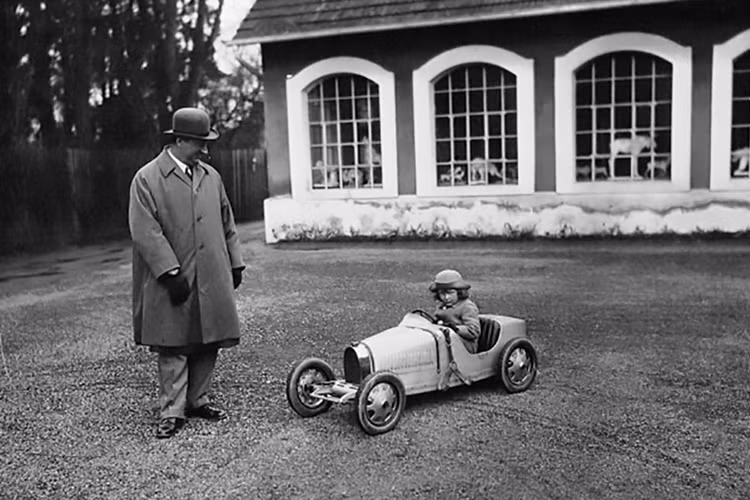 Ettore Bugatti và con trai Jean đã chế tạo một bản sao có tên siêu xe Bugatti Baby, với kích thước ½ xe thực, đặt biệt danh “Baby”, cho sinh nhật 4 tuổi của Roland, người con trai thứ của Ettore.