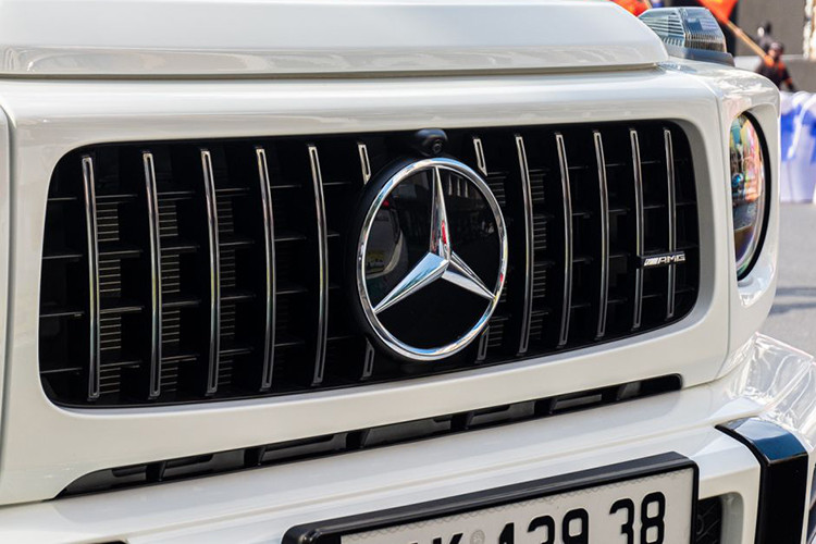 Đến nay, trên mạng xã hội bất ngờ lan truyền hình ảnh chiếc xe SUV hạng sang Mercedes-AMG G63 màu trắng mang biển số 51K-139.38 và nếu để ý kỹ, có một cô gái đang ngồi trong xe, ngay ghế lái, vị trí mà các Chủ tịch mua xe SUV hạng sang rất muốn thể hiện khi mang xe ra đường thay vì ngồi ghế sau.