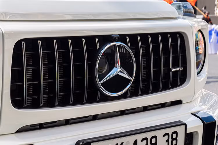 Đến nay, trên mạng xã hội bất ngờ lan truyền hình ảnh chiếc xe SUV hạng sang Mercedes-AMG G63 màu trắng mang biển số 51K-139.38 và nếu để ý kỹ, có một cô gái đang ngồi trong xe, ngay ghế lái, vị trí mà các Chủ tịch mua xe SUV hạng sang rất muốn thể hiện khi mang xe ra đường thay vì ngồi ghế sau.