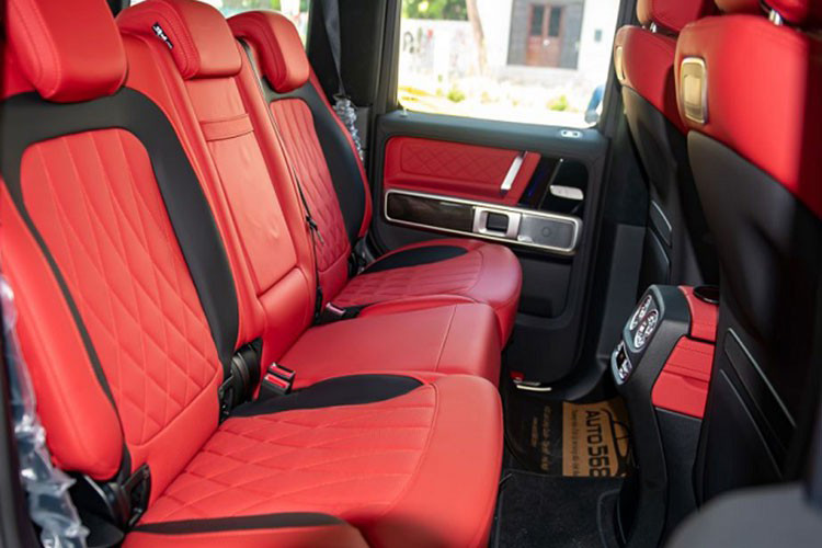Tương tự như chiếc xe sang Mercedes-Benz S450L Luxury mua vào năm 2020 với giá trên 5 tỷ đồng, chiếc xe SUV hạng sang Mercedes-AMG G63 vẫn được Hiền Hồ lựa chọn bộ áo màu trắng phối cùng các chi tiết sơn đen và nội thất là màu đỏ-đen.