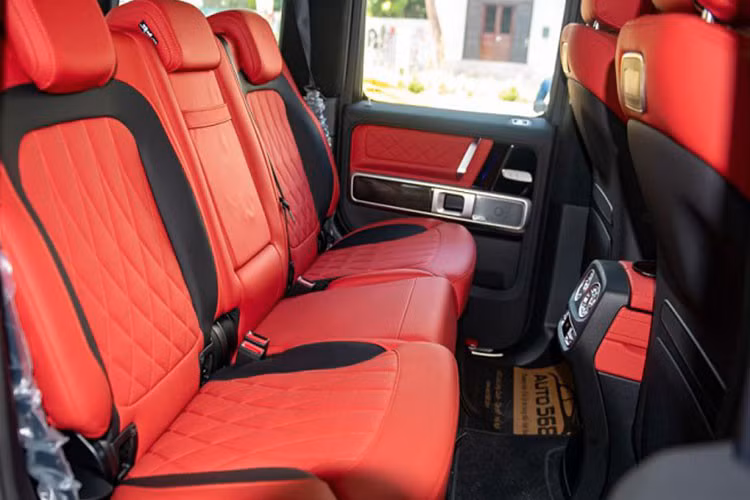 Tương tự như chiếc xe sang Mercedes-Benz S450L Luxury mua vào năm 2020 với giá trên 5 tỷ đồng, chiếc xe SUV hạng sang Mercedes-AMG G63 vẫn được Hiền Hồ lựa chọn bộ áo màu trắng phối cùng các chi tiết sơn đen và nội thất là màu đỏ-đen.