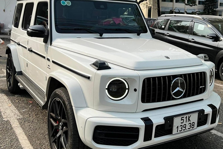 Câu chuyện về chiếc SUV hạng sang Mercedes-AMG G63 của Hiền Hồ bất ngờ hot trở lại trên mạng xã hội khi nhiều người bắt đầu bàn tán về việc nữ ca sĩ này chia sẻ mua xe là tự thưởng cho bản thân sau nhiều năm hoạt động không biết mệt mỏi trong giới showbiz Việt cũng như việc mất ngủ vì công việc.