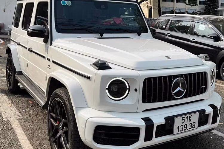 Câu chuyện về chiếc SUV hạng sang Mercedes-AMG G63 của Hiền Hồ bất ngờ hot trở lại trên mạng xã hội khi nhiều người bắt đầu bàn tán về việc nữ ca sĩ này chia sẻ mua xe là tự thưởng cho bản thân sau nhiều năm hoạt động không biết mệt mỏi trong giới showbiz Việt cũng như việc mất ngủ vì công việc.