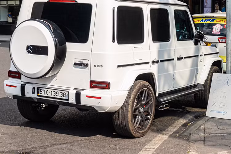 Sức mạnh của Mercedes-AMG G63 thế hệ mới đến từ khối động cơ xăng V8, tăng áp kép, dung tích 4.0 lít, sản sinh công suất tối đa 577 mã lực tại vòng tua máy 6.000 vòng/phút và mô-men xoắn cực đại 850 Nm tại dải tua máy 2.500 - 3.500 vòng/phút.