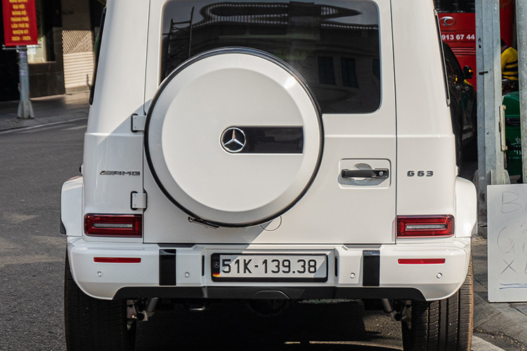 Về chiếc Mercedes-AMG G63 màu trắng mang biển số 51K-139.38, chắc chắn đây là SUV hạng sang của nữ ca sĩ Hiền Hồ khi tra cứu biển số đã cho ra kết quả tên chủ sở hữu là Hồ Thị Hiền, cũng chính là tên thật của nữ ca sĩ này. Hiện chưa rõ bức ảnh này được chụp từ khi nào nhưng cũng cho thấy xe đã có tem đăng kiểm nên gần như hoàn thành xong các thủ tục lăn bánh.