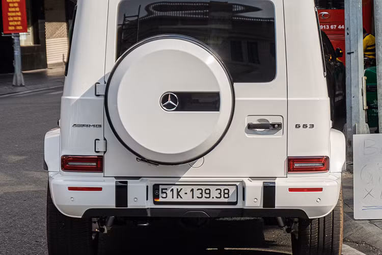 Về chiếc Mercedes-AMG G63 màu trắng mang biển số 51K-139.38, chắc chắn đây là SUV hạng sang của nữ ca sĩ Hiền Hồ khi tra cứu biển số đã cho ra kết quả tên chủ sở hữu là Hồ Thị Hiền, cũng chính là tên thật của nữ ca sĩ này. Hiện chưa rõ bức ảnh này được chụp từ khi nào nhưng cũng cho thấy xe đã có tem đăng kiểm nên gần như hoàn thành xong các thủ tục lăn bánh.