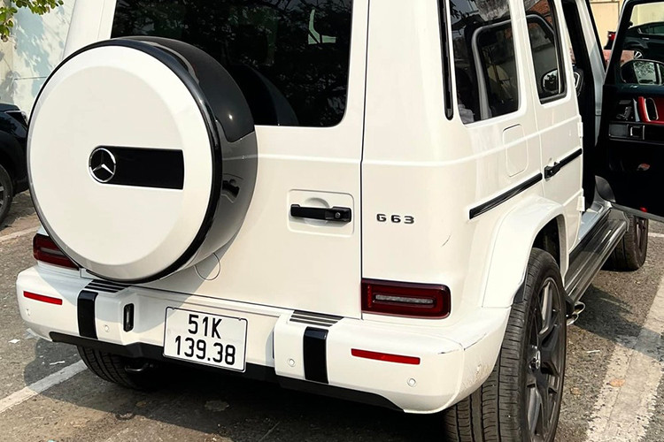 Ngoài ra, đứng trước tin đồn chiếc xe SUV hạng sang Mercedes-AMG G63 là quà tặng từ đại gia chứ không phải tự mua, Hiền Hồ vẫn chọn cách im lặng đồng thời khóa hết các tài khoản mạng xã hội. Điều này càng khiến cư dân mạng đoán già đoán non về câu chuyện mua xe Mercedes-AMG G63 rất ly kỳ của nữ ca sĩ 9X.