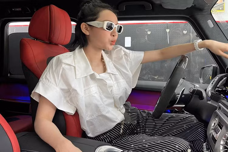 Hiền Hồ không cho biết đã bỏ ra bao nhiêu tiền để sở hữu xe Mercedes-AMG G63 nhưng có chia sẻ đây là quà tự thưởng cho bản thân, mình từng mất ngủ vì công việc. Hiện tại, giá xe Mercedes-AMG G63 đang được chào bán trên 12 tỷ đồng.