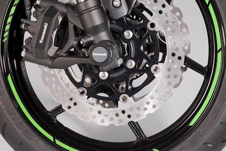 Hệ thống phanh trước của xe sử dụng heo 2 piston kèm đĩa 290mm, trong khi phanh sau có dạng piston đơn 220mm. Về cơ bản, Ninja 250SL 2019 sở hữu thông số kỹ thuật và thiết kế giống hệt khi nó mới ra mắt lần đầu tiên cách đây 4 năm.