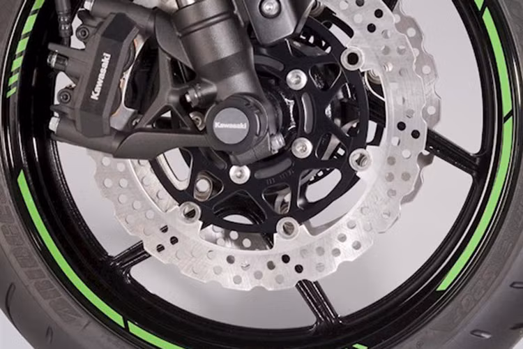 Hệ thống phanh trước của xe sử dụng heo 2 piston kèm đĩa 290mm, trong khi phanh sau có dạng piston đơn 220mm. Về cơ bản, Ninja 250SL 2019 sở hữu thông số kỹ thuật và thiết kế giống hệt khi nó mới ra mắt lần đầu tiên cách đây 4 năm.