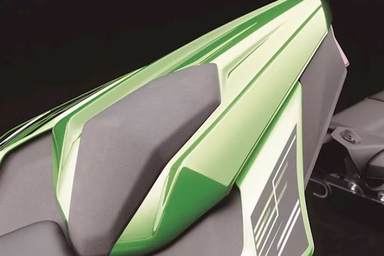 Chia sẻ hoàn toàn các chi tiết với "người anh em" là chiếc Ninja 125 mang dung tích nhỏ hơn ngoại trừ động cơ với nòng xi-lanh và trái piston lớn hơn, Ninja 250SL được trang bị máy xi-lanh đơn DOHC 4 van, 4 kỳ 249cc với công suất 28PS và mô-men xoắn 22,6 Nm.