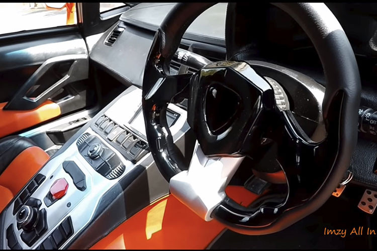 Bên trong chiếc Lamborghini Aventador ra đời từ Honda Accord Coupe là không gian nội thất bọc da màu cam phối đen. Tất nhiên, chất liệu da có vẻ không thực sự cao cấp như những gì được dùng cho siêu xe "hàng xịn".