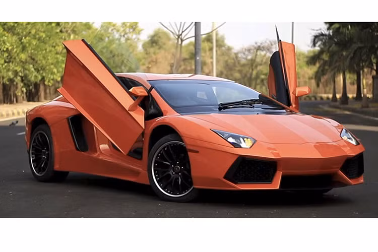 Đáng tiếc là chiếc Lamborghini Aventador tự chế này vẫn dùng động cơ nguyên bản của Honda Accord V6. Cụ thể, đó là động cơ V6, dung tích 3.0 lít, tạo ra công suất tối đa 244 mã lực. Được biết, chi phí để tự chế Lamborghini Aventador này là 2,5 triệu Rupee, (tương đương 850 triệu đồng) rẻ hơn so với cái giá 50,1 triệu Rupee (tương đương 17 tỷ đồng) của siêu xe xịn. 