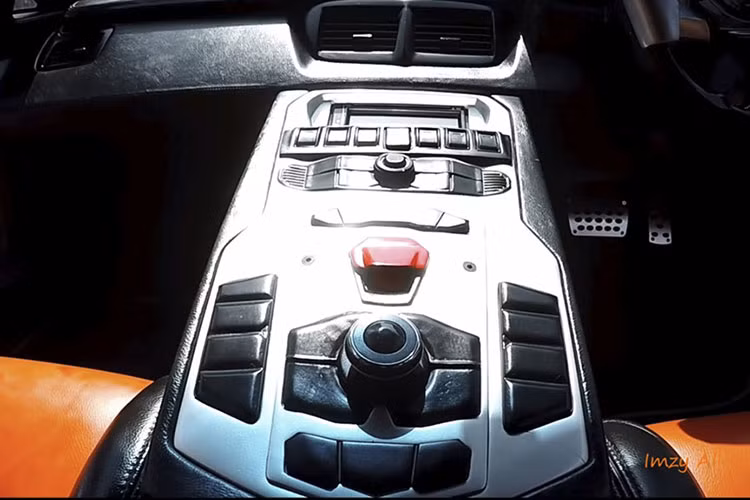 Trong khi đó, cụm điều khiển trung tâm lại hoàn toàn giống với Lamborghini Aventador chính hãng, ngay cả nút bấm khởi động máy như của chiến đấu cơ nằm ở giữa. Bảng đồng hồ của chiếc siêu xe tự chế này cũng khá giống hàng thật. Bộ ghế thể thao mang đến không gian nội thất khá ấn tượng cho xe.