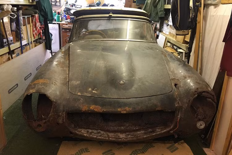 Khi được tìm thấy chiếc xe, ngoài phần bên ngoài gỉ sét, chiếc Mercedes-Benz 190SL còn bị hỏng cả nội thất. Được biết, chiếc Mercedes-Benz 190SL mới chạy hết quãng đường 30.000 dặm (48.000 km). Ước tính, chiếc xe này sẽ tiêu tốn một khoản tiền không nhỏ để trở lại như mới.