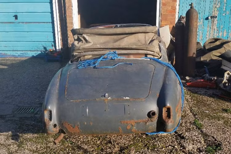 Ông Mark Bryan đến từ công ty đấu giá H&amp;H Classics đồng thời cũng là người tìm ra chiếc xe này cho biết: "Thật sự là một chiếc xe tuyệt vời. Tôi chưa bao giờ nghĩ mình có thể tìm thấy một chiếc Mercedes-Benz 190SL nguyên bản như thế này". Mẫu Mercedes-Benz 190 SL là dòng xe lần đầu tiên trình làng vào năm 1955, được trang bị động cơ có công suất tối đa 120 mã lực và có thể đạt vận tốc tối đa 174 km/h.