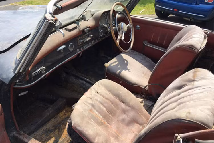 Dù ở trong tình trạng khá tệ nhưng chiếc xe Mercedes-Benz 190SL vẫn thu hút sự chú ý của nhiều nhà sưu tập ôtô. Một đại gia đã đồng ý bỏ ra số tiền 60.000 Bảng (1,76 tỷ Đồng). Nói cách khác, chiếc 190SL này có giá ngang ngửa E-Class đời mới sử dụng động cơ V6, đi kèm ghế bọc da sang trọng, hệ thống tự đỗ xe và tính năng mở cửa không cần chìa khóa. 