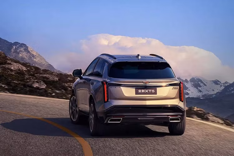 Nhưng mới đay tại Trung Quốc, hãng xe Mỹ đã tung ra thế hệ thứ 2 của mẫu xe; được "lột xác" toàn diện Cadillac XT5 2025 mới sở hữu thiết kế và công nghệ mang phong cách các mẫu SUV điện mới nhất của hãng.