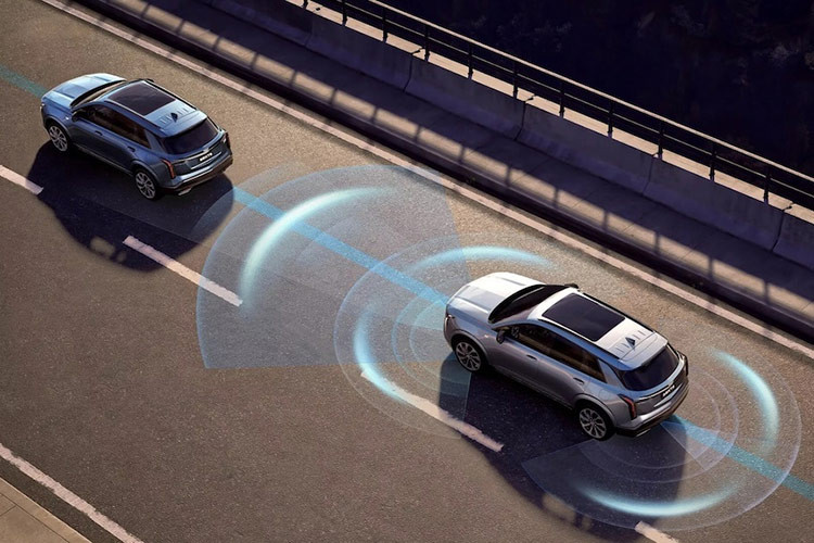 Hãng cũng không nói nhiều về mẫu xe này, nhưng đã xác nhận hệ thống dẫn động bốn bánh toàn thời gian ly hợp kép có thể truyền 100% lực sau đến một trong hai bánh xe. XT5 cũng có hệ thống treo giảm xóc thích ứng điều chỉnh 100 lần mỗi giây để mang lại cảm giác lái thoải mái.