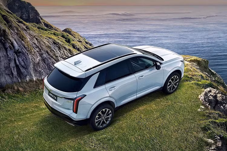 Về công nghệ, XT5 có 22 tính năng an toàn chủ động bao gồm kiểm soát hành trình thích ứng, giữ làn đường và phanh khẩn cấp tự động. Người mua cũng sẽ tìm thấy cảnh báo phương tiện cắt ngang phía sau, cảnh báo điểm mù bên hông và cảnh báo chệch làn đường.