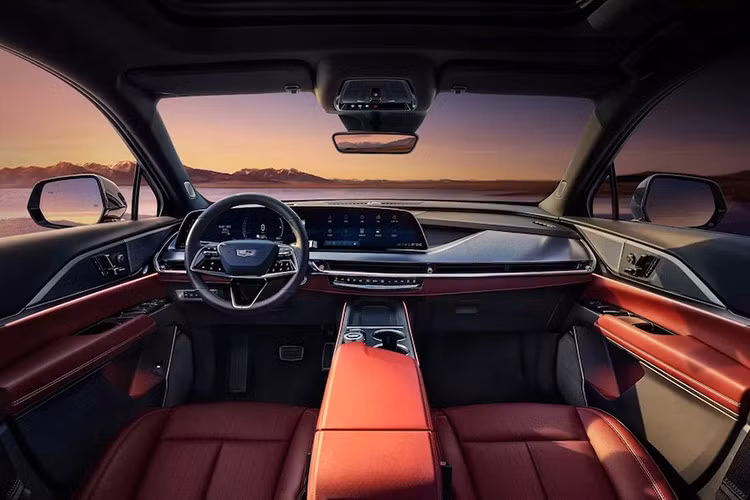 Bên trong, nội thất Cadillac XT5 2025 lấy cảm hứng từ Lyriq và có màn hình cong 33 inch cũng như hệ thống đèn viền 126 màu. Chúng được kết hợp với ghế da bán aniline, có đệm dày hơn cũng như tựa lưng có thể điều chỉnh 23° phía trước và 5° phía sau. 