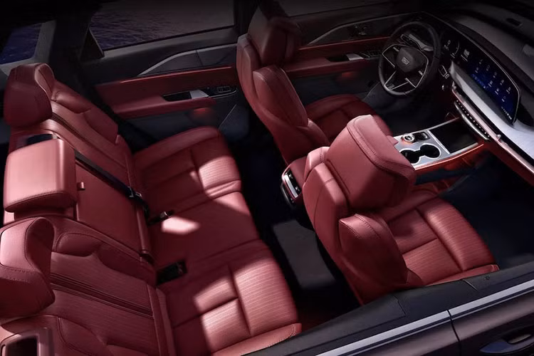 Người mua cũng sẽ tìm thấy 24 ngăn chứa đồ, hệ thống âm thanh AKG 15 loa và gương chiếu hậu kỹ thuật số thế hệ tiếp theo với màn hình 9,3 inch. Màn hình sau có độ phân giải cao hơn cũng như trường nhìn lớn hơn 25%.