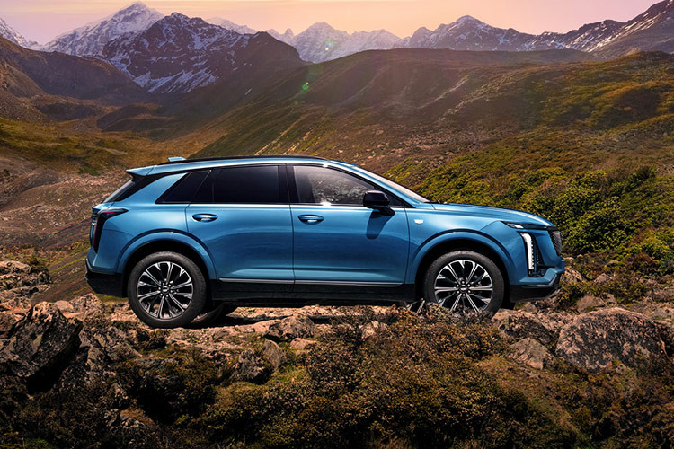 Về ngoài thất, mẫu xe SUV hạng sang Cadillac XT5 2025 mới có một thiết kế "rất Mỹ" với lưới tản nhiệt rộng được bao quanh bởi các cụm đèn chia đôi theo phong cách các dòng xe gần đây của hãng như Escalade iQ, Vistiq hay Optiq. Cadillac nói rằng mẫu xe này có đèn pha chống chói thích ứng tự động tránh người đi bộ, cũng như các phương tiện ngược chiều. 