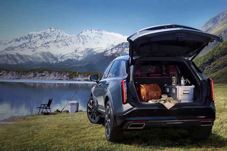 Cadillac không công bố nhiều thông số kỹ thuật về hiệu suất, nhưng xác nhận tất cả các xe XT5 đều được trang bị động cơ tăng áp 2.0 lít và hệ thống hybrid nhẹ 48V. Chúng được kết hợp với hộp số tự động chín cấp và Bộ Công nghiệp và Công nghệ thông tin Trung Quốc trước đó đã tiết lộ rằng mẫu xe crossover này có công suất 227 mã lực (169kW / 230PS).