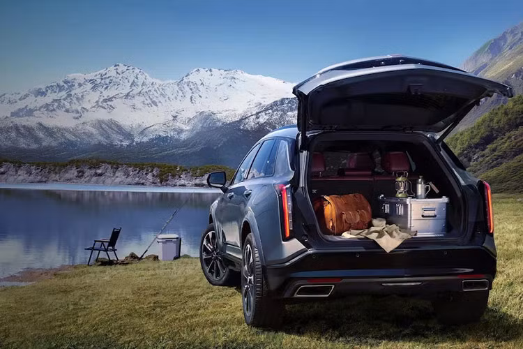 Cadillac không công bố nhiều thông số kỹ thuật về hiệu suất, nhưng xác nhận tất cả các xe XT5 đều được trang bị động cơ tăng áp 2.0 lít và hệ thống hybrid nhẹ 48V. Chúng được kết hợp với hộp số tự động chín cấp và Bộ Công nghiệp và Công nghệ thông tin Trung Quốc trước đó đã tiết lộ rằng mẫu xe crossover này có công suất 227 mã lực (169kW / 230PS).