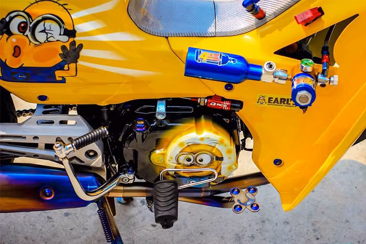 Lốc máy của xe được sơn đen bóng đi kèm hình ảnh nhân vật hoạt hình minions, bên cạnh đó thì những món đồ chơi Titan khá bắt bắt như. Dàn chân trước đầy cứng cáp với hệ thống Upside down, sau phuộc dầu Showa, phanh được nâng cấp với đĩa moto3 kết cùng heo Brembo billet.