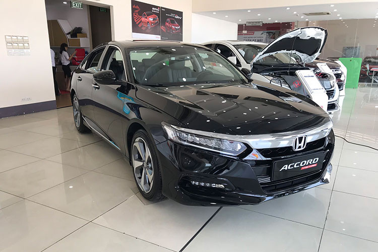 Honda Accord với 4 xe bán ra trong tháng 6, giảm 9 chiếc so với tháng trước. Cộng dồn 6 tháng đầu năm, Honda Accord chỉ vỏn vẹn 68 xe rời đại lý. Honda chỉ phân phối duy nhất 1 phiên bản Accord với giá trên 1 tỷ đồng, một mức giá khá cao so với các đối thủ trong phân khúc sedan hạng D