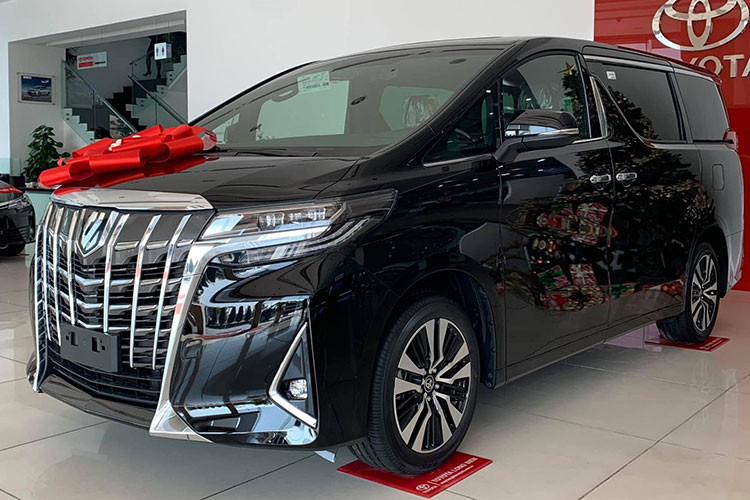 Với doanh số 6 xe (giảm 1 xe so với tháng 5), Toyota Alphard xếp ở vị trí thứ 6. Toyota Việt Nam hiện bán Alphard bản 2021 với 2 lựa chọn: màu trắng giá 4,227 tỷ đồng và các màu còn lại giá 4,219 tỷ đồng.