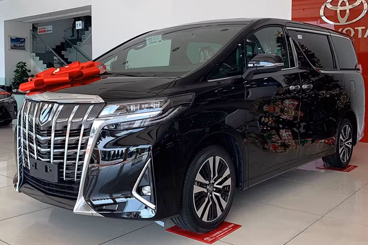 Với doanh số 6 xe (giảm 1 xe so với tháng 5), Toyota Alphard xếp ở vị trí thứ 6. Toyota Việt Nam hiện bán Alphard bản 2021 với 2 lựa chọn: màu trắng giá 4,227 tỷ đồng và các màu còn lại giá 4,219 tỷ đồng.